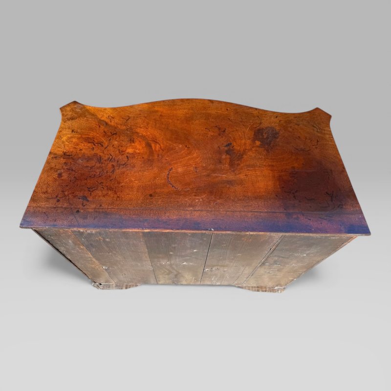 Antique Georgian 1760 Mahogany Serpentine Chest Of Drawers with Brushing Slide - Image 7